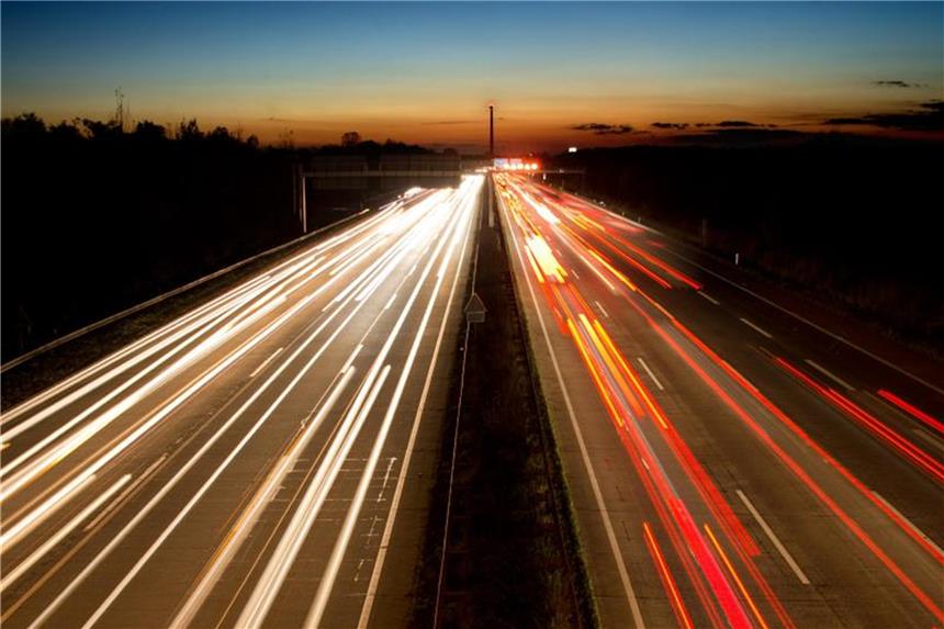 Autobahn-Raststättenbetreiber: Für Feriensaison gerüstet Lichtspuren von Autos auf der Autobahn A2 (Langzeitbelichtung). Foto: Julian Stratenschulte