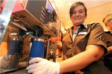 Lidja Niedroszlanski füllt dampfenden Kaffee in ein Mehrweggefäß. Bei „Malzers Backstube“ in Dortmund kein Problem, aber noch zu selten der Fall.