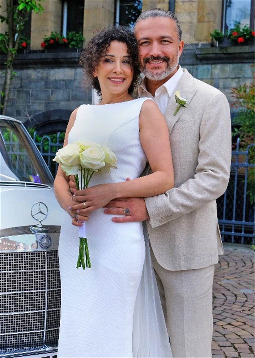 Heiratsantrag um Mitternacht auf dem Hotelflur Das Brautpaar Sibel Özel und Bünyamin Altun vor einer Mercedes-Limousine.