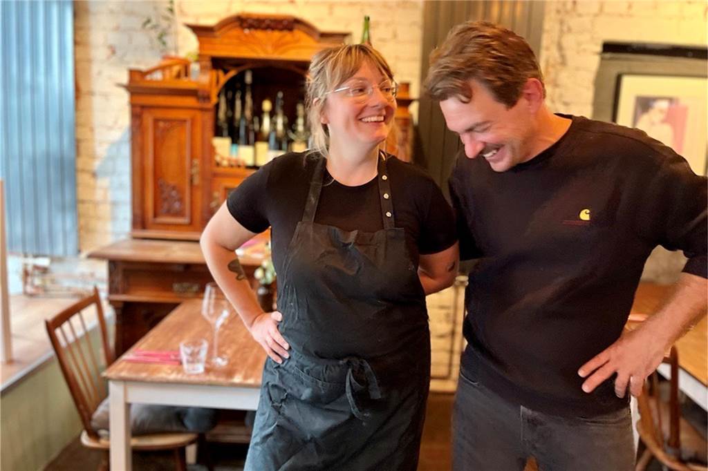 Jessica und Florian betreiben das Labsal mit Leidenschaft: „Zitat“ Seit zehn Jahren ein paar und wirken immer noch frisch verliebt: Jessica Pahl und Florian Kohl vom Dortmunder Restaurant Labsal.