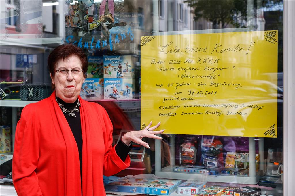 Vermieter setzt Ladeninhaberin nach 45 Jahren auf die Straße - ohne Begründung "Liebe, treue Kunden ... " Mechthild Kemper informiert die Anwohner per Aushang über die drohende Schließung.