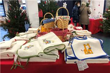 Liebevoll geschaffen, gestaltet und auf dem Adventsbasar präsentiert. Was die Beschäftigten der Caritas-Werkstatt geschaffen haben, ist bei den Besuchern des Adventsbasars sehr beliebt.