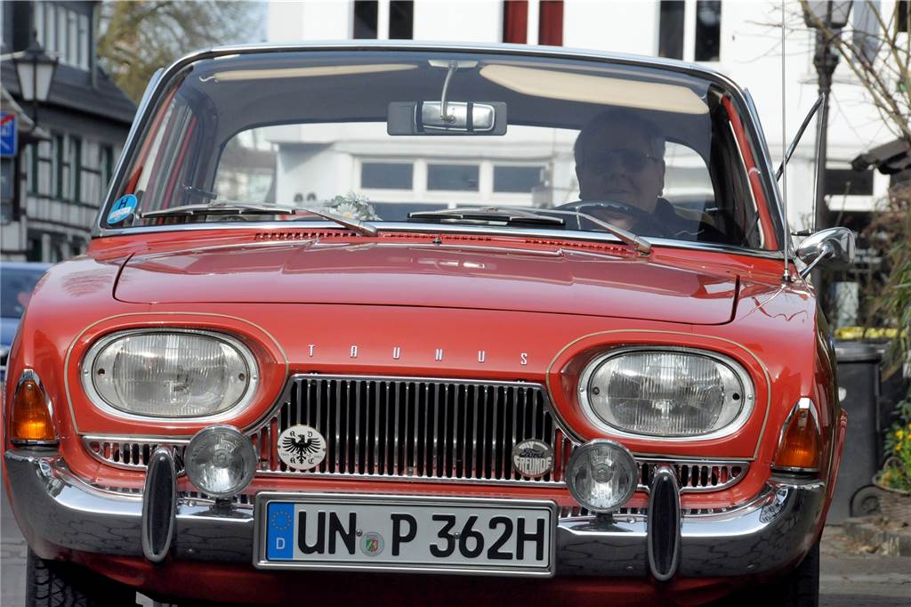 Ein Pionier als Kfz-Sachverständiger: Hans Wagener stirbt mit 78 Jahren Liebevoll restaurierte Hans Wagener als Oldtimerfan den Ford Taunus 17M P3 vom Baujahr 1962, den er in Dänemark aufgestöbert hatte.