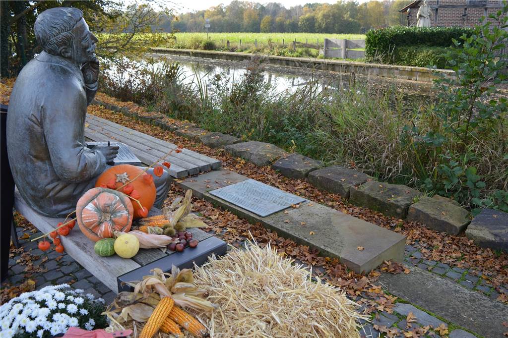 Zauberhafter Fackelgang : mit einem kleinen Wermutstropfen Liebevoll und herbstlich waren die Stationen dekoriert worden. Einige "Chaoten" sorgten leider für Ärger und sprengten oder klauten Teile der Dekoration.