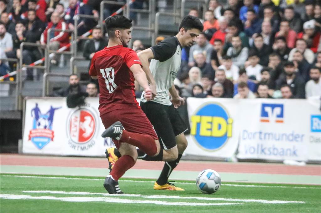 Ex-Wickede-Spieler spielte letzte Saison gegen den Abstieg und träumt nun von der 3. Liga Lief bei der Dortmunder Hallenfußball-Stadtmeisterschaft für Westfalia Wickede auf: Kaniwar Uzun (r.).