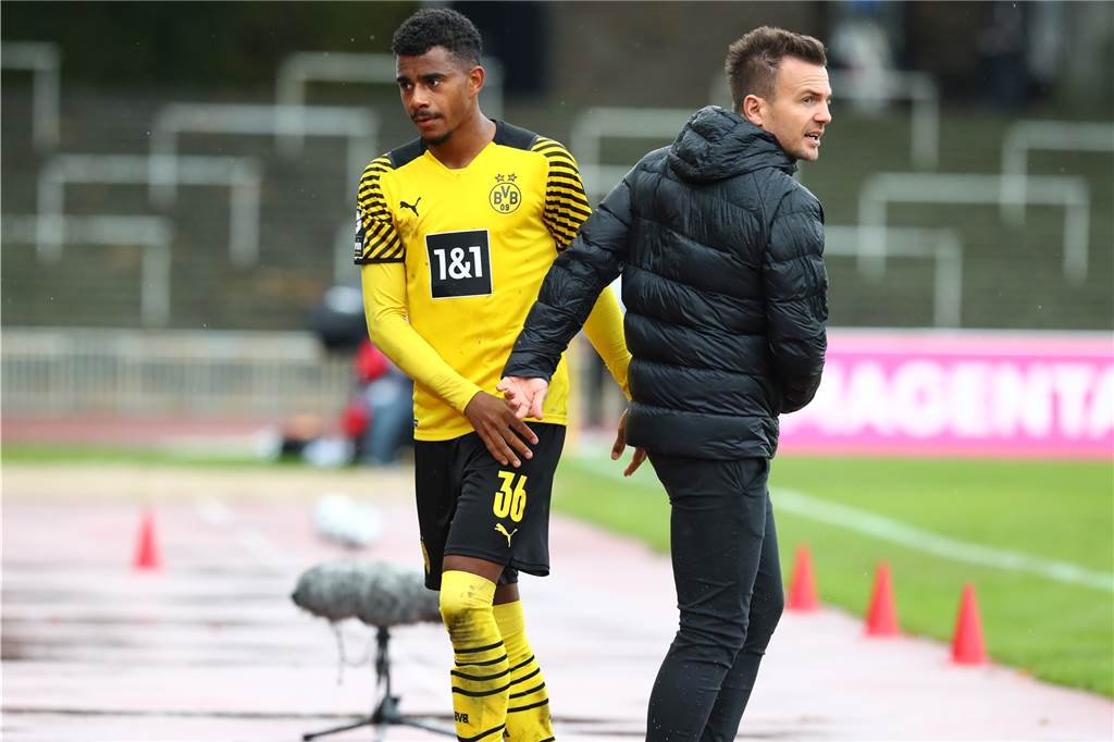Spitzenreiter! Borussia Dortmunds U23 stürmt an die Tabellenspitze Lief für die U23 des BVB auf: Flügelstürmer Ansgar Knauff (l.) bei seiner Auswechslung mit Trainer Enrico Maaßen (r.).
