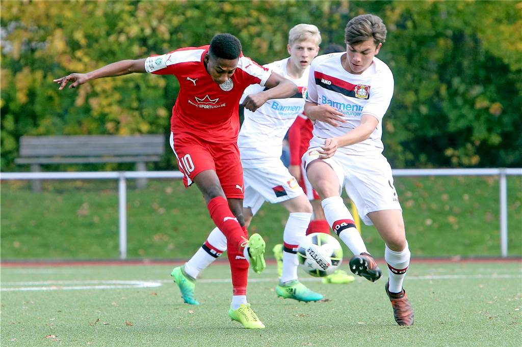 SSV-Youngster hat gegen die neuen Kollegen schon getroffen - und Mühlhausen bereits abgesagt Lief in der B-Jugend bereits in der Junioren-Bundesliga auf: Leo Mayka (l.) - hier noch im Trikot des Hombrucher SV.