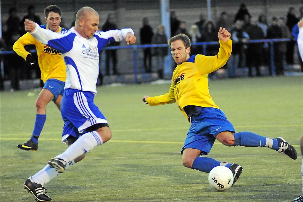 2010 entschieden kaputte Schuhsohlen das eiskalte Castrop-Rauxeler Landesliga-Derby Lieferten sich im März 2010 kernige Derby-Zweikämpfe: Schwerins Daniel Wiencek (r.) und Habinghorsts Björn Schmidt.