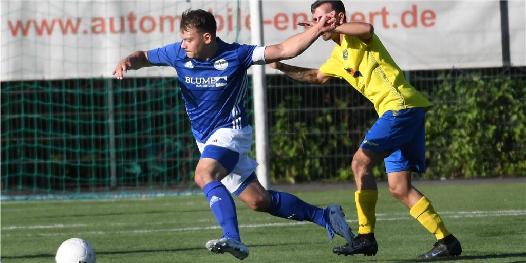 Stadtmeisterschaft: Elfmeterschießen lag in der Luft zwischen Spvg Schwerin und VfB Habinghorst Lieferten sich in Frohlinde einige Zweikämpfe: Habinghorsts Marius Steger (l) und Schwerin Timo Ballmann (r).