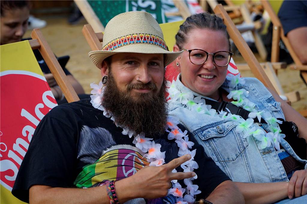 Liegestuhl, Strohhut und Blumenkette – das Urlaubsfeeling auf dem Castroper Sandstrand war unverkennbar vorhanden.