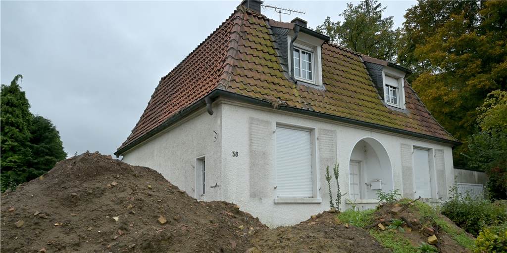 Geduldsprobe in Bork: Wann wird modernes Wohnen im alten Gärtnerhaus möglich? Das Gärtnerhäuschen in Bork an der Netteberger Straße ist derzeit unbewohnt. Fensterläden sind abmontiert. Vor dem Haus türmt sich ein Erdhügel.