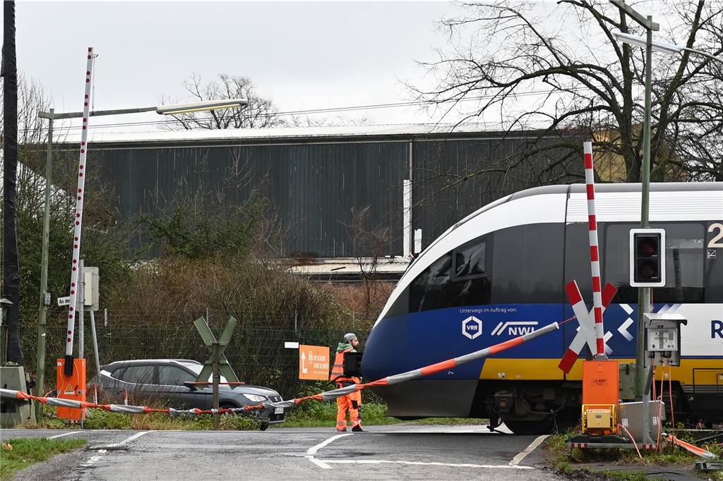 Personalaufwendige Lösung für fehlende Bahnschranke in Wulfen Seit einigen Wochen muss die Strecke wieder händisch gesichert werden.