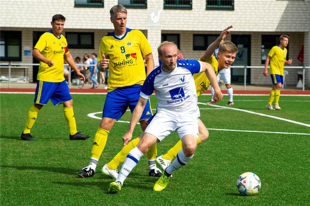 Rückkehrer trifft vierfach: Sythen feiert Spektakel-Sieg und holt die ersten Punkte der Sasion Ließ seine Gegner häufig ins leere grätschen und Wesekes Keeper viermal hinter sich greifen: Sythens Tobias Becker.