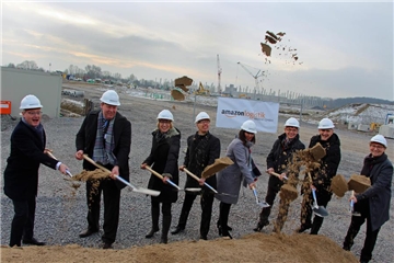 Ließen den Bausand fliegen: (v. l.) Michael Hughes (Vorstandschef des Investors Verdion), Carolin Brautlecht (Wirtschaftsförderung Werne), Thorsten Schuff (Vorstand Bauunternehmung Bremer), Michael Dannebom (Wirtschaftsförderung Kreis Unna), Sevgi Demirbas (Amazon-Betriebsratsvorsitzende), Bürgermeister Lothar Christ, Landrat Michael Makiolla und Lars Krause (Amazon-Chef Werne).