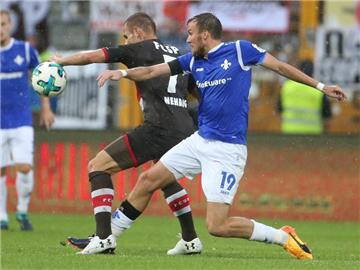 Lilien-Torschütze Kevin Großkreutz (r) und Paulis Bernd Nehrig beim Zweikampf. Foto: Thomas Frey