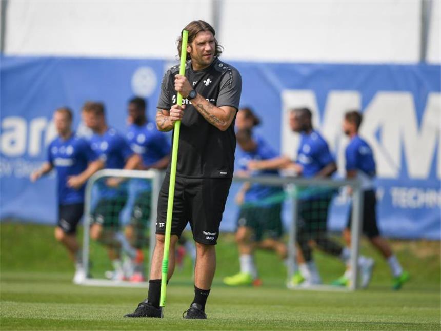 Darmstadt startet mit Großkreutz in die neue Saison Lilien-Trainer Torsten Frings bittet seine Spieler zum Trainingsauftakt. Foto: Arne Dedert