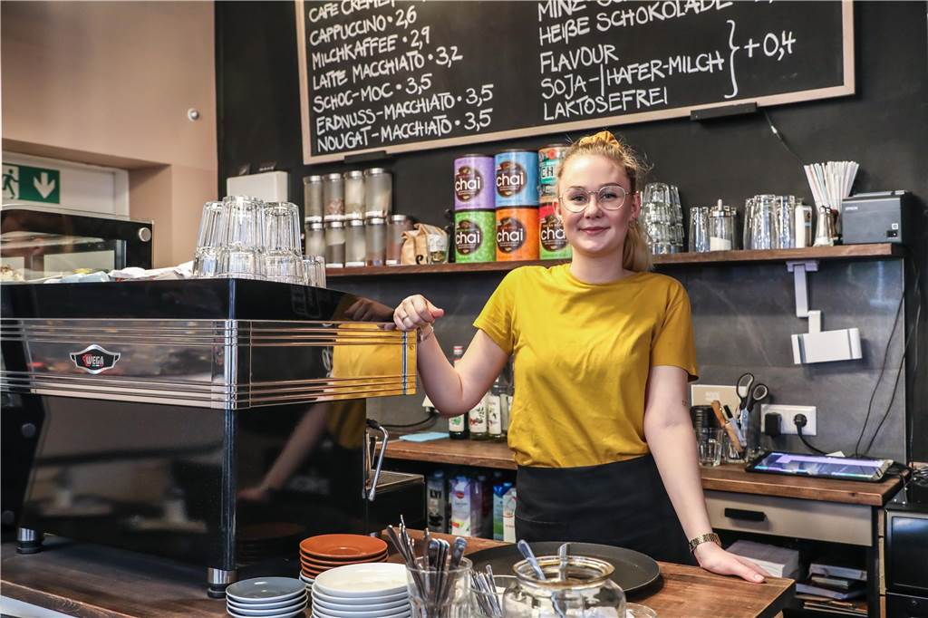 Mega-Evakuierung: Viele Restaurants bleiben ganzen Sonntag dicht - Hotelgäste müssen raus Lilli Westermeier aus dem Bistro "Anne Möller" sieht dem Wochenende gelassen entgegen. Obwohl sie als Azubi im Johannes-Hospital Samstag mitanfassen muss.