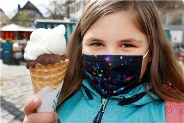 Lina (7) muss die Fußgängerzone verlassen, bevor sie ihre Maske absetzen und dann ihr Eis essen darf. Eine Seniorin verhielt sich nicht so – und musste 50 Euro Strafe zahlen.
