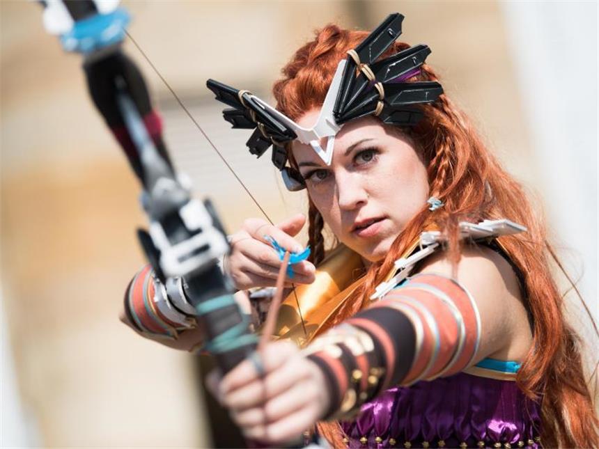 Lina als Aloy mit Bogen. Foto: Swen Pförtner