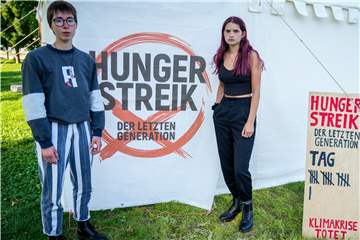 Lina Eichler (l.) befindet sich gemeinsam mit anderen Aktivisten in Berlin im Hungerstreik. Am Samstag (18.9.), vier Tage nachdem dieses Bild entstanden ist, ist sie zusammengebrochen.