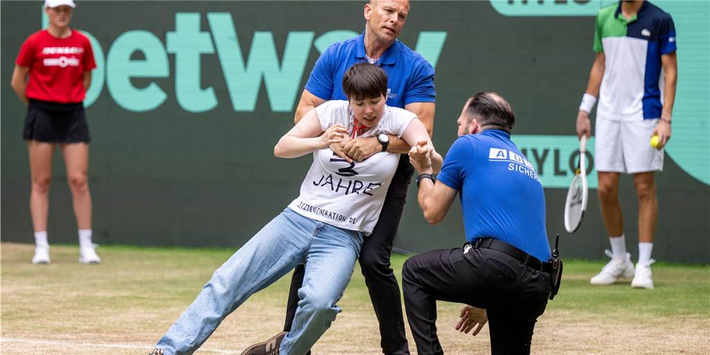 Dortmunder Final-Störerin in Polizeigewahrsam - wegen nächster Aktion Lina Eichler wird beim Finale des Tennisturniers nach ihrem Platzsturm von Halle von Ordnern abgeführt.