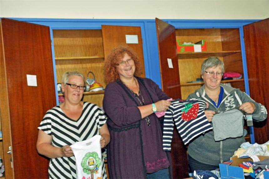 Flüchtlingsstrom nach Castrop-Rauxel hält an Lina Gazert, Astrid Dähnke und Jule Springwald (v.l.) sortieren in der ehemaligen Harkortschule gespendete Kinderkleidung für die Flüchtlinge