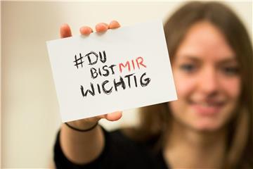 Lina ist Peerberaterin beim Online-Programm „U25“ und versucht, jungen Menschen mit Suizidgedanken aus der Krise zu helfen. Foto: Daniel Karmann/dpa