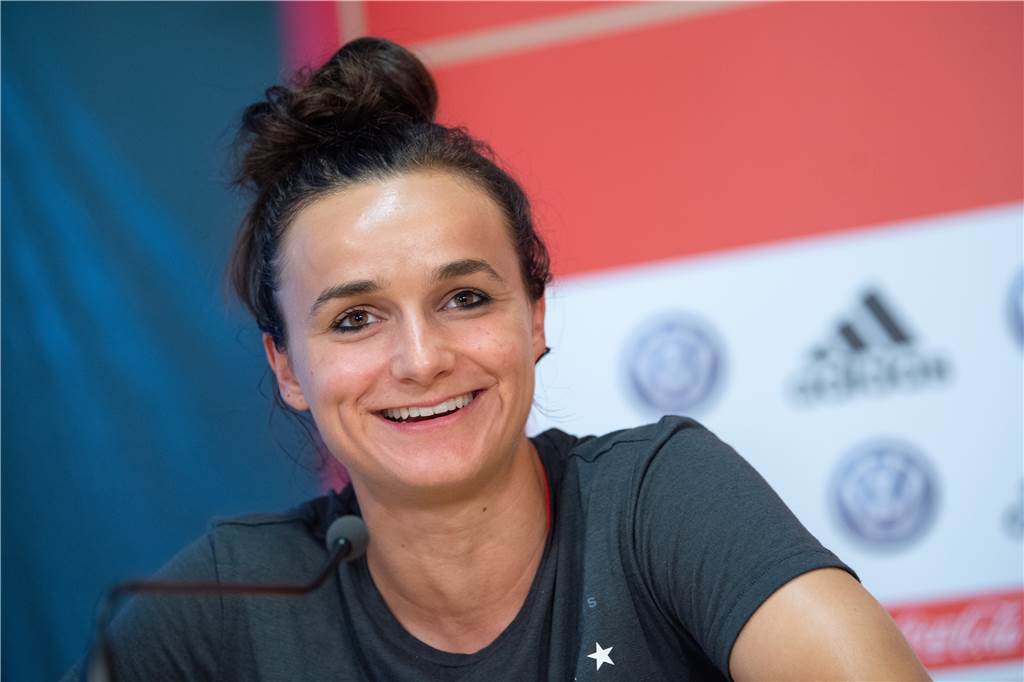 Dortmunderin im Bayern München-Trikot spricht deutlich die Missstände im Frauenfußball an Lina Magull hat eine klare Meinung.