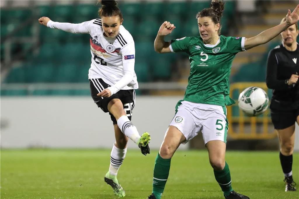 Dortmunderin im Bayern München-Trikot spricht deutlich die Missstände im Frauenfußball an Lina Magull (l.) ist auch Nationalspielerin.