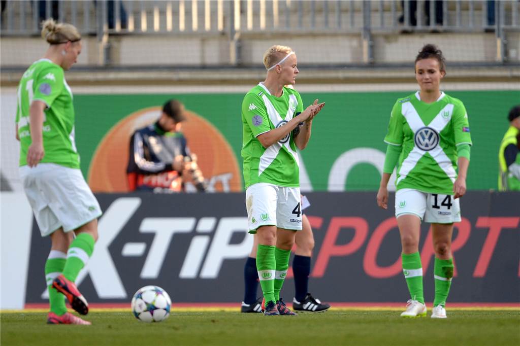 Dortmunderin im Bayern München-Trikot spricht deutlich die Missstände im Frauenfußball an Lina Magull (r.) hat auch schon für den VfL Wolfsburg gespielt.