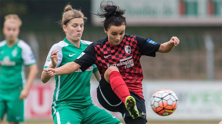Dortmunderin Lina Magull debütiert im DFB-Dress Lina Magull (r.), hier im Freiburger Trikot, debütiert in der A-Nationalmannschaft.