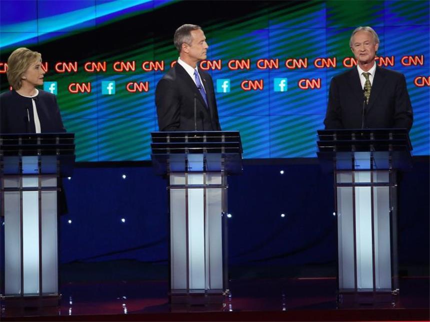 US-Demokraten in TV-Debatte auf Kuschelkurs Lincoln Chafee (r) wirkte am Rand etwas verloren. Der frühere Senator und Gouverneur des Staates Rhode Island ist ein ehemaliger Rebell innerhalb der republikanischen Partei. 2013 wechselte er zu den Demokraten. Foto: Josh Haner/The New York Times