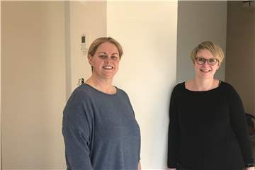 Linda Horstrup (r.) und Juliane Weber ziehen in den ehemaligen Edeka in Capelle ein.