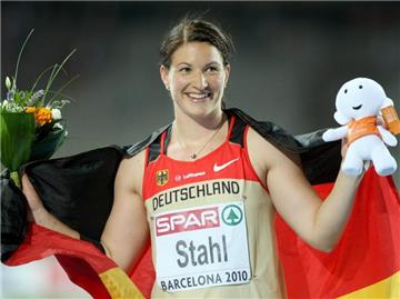 Linda Stahl freut sich über das EM-Gold im Speerwerfen.