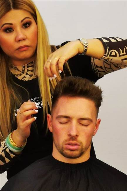 DSDS-Star Ramon Roselly schmettert in Unna ganz anders (Video) Linda Tan aus Unna frisiert hier DSDS-Star Ramon Roselly die Haare. Das Foto entstand im vergangenen Jahr.