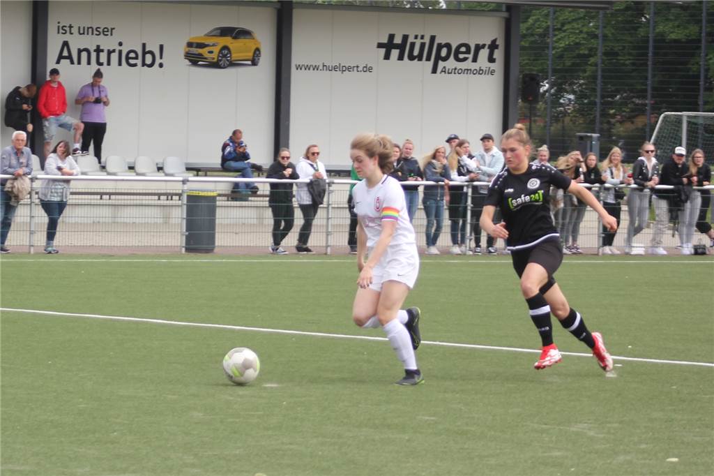 Linda Tümmler schießt die Fußballerinnen von RW Unna zum Kreispokalsieg Linda Tümmler (l.) traf dreifach für RW Unna im Finale.