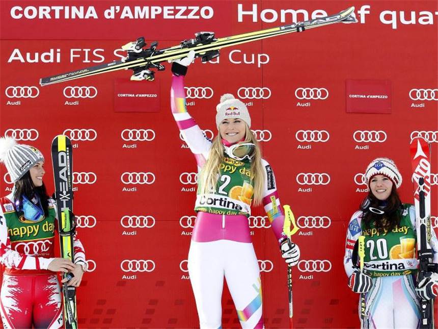 Überraschungsgast bei Vonns Rekordsieg Lindsey Vonn (M), Anna Fenninger und Tina Weirather bei der Siegerehrung. Foto: Andrea Solero