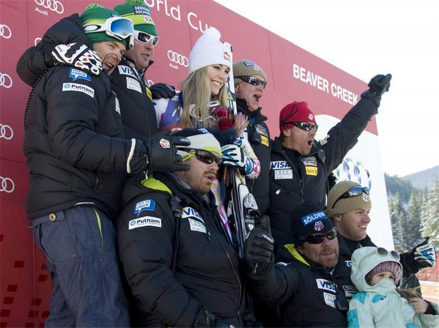 Höfl-Riesch frustrierte 21. - Vonns Viererpack Lindsey Vonn (M) feiert inmitten ihrer Fans den vierten Triumph. Foto: John G. Mabanglo