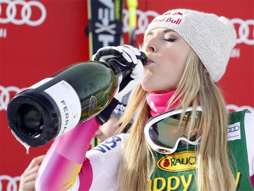 Überraschungsgast bei Vonns Rekordsieg Lindsey Vonn nimmt nach ihrem Sieg einen kräftigen Schluck Champagner. Foto: Andrea Solero