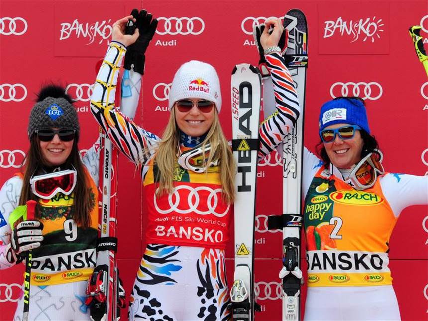 Vonn vor Kugel-Gewinn - Höfl-Riesch Super-G-Sechste Lindsey Vonn steht bei der Siegerehrung zwischen Tina Weirather (l) und Daniela Merighetti. Foto: Georgi Licovski