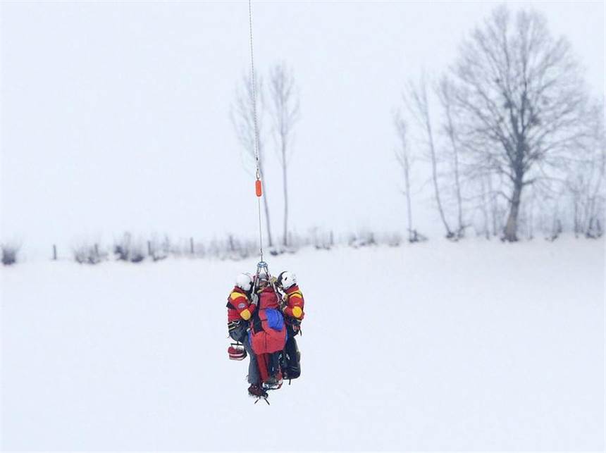 Maze am «verrückten Tag» Weltmeisterin - Vonn verletzt Lindsey Vonn wurde per Hubschrauber ins Krankenhaus gebracht. Foto: Hans Klaus Techt