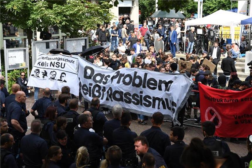 NSU-Urteil gesprochen, viele Fragen offen Linke Gruppen protestieren vor dem Oberlandesgericht in München. Hier wurden zuvor die Urteile im NSU-Prozess gesprochen. Foto: Sven Hoppe