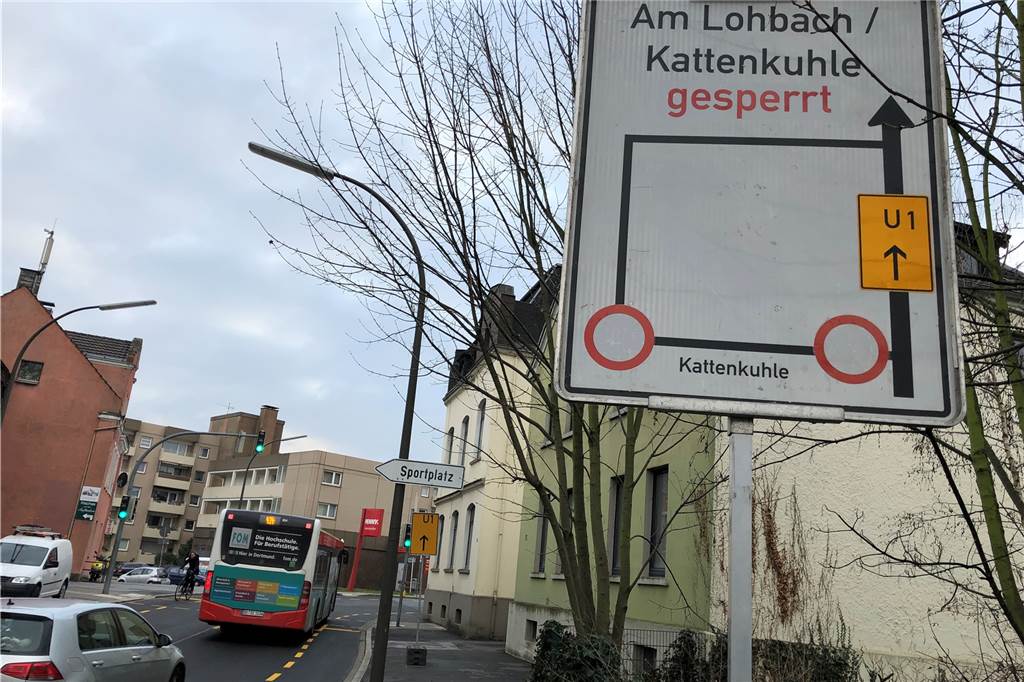 Hochspannungsleitungen in Benninghofen verschwinden bald im Boden Links abbiegen ist nicht drin: Autofahrer, die auf der Benninghofer Straße unterwegs sind, müssen eine Umleitung in Kauf nehmen. Anlieger dürfen in die Kattenkuhle fahren.