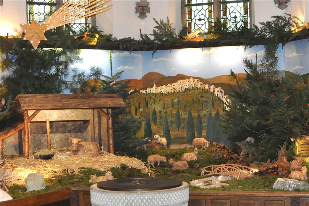 Nienborger Krippe in der St.-Peter-und-Paul-Kirche wechselt bis Heiligabend Links Bethlehem, rechts Nienborg, dazwischen ein Wald und ein Bach. Die Krippe in der St. Peter-und-Paul-Kirche verbindet Tradition und Moderne.