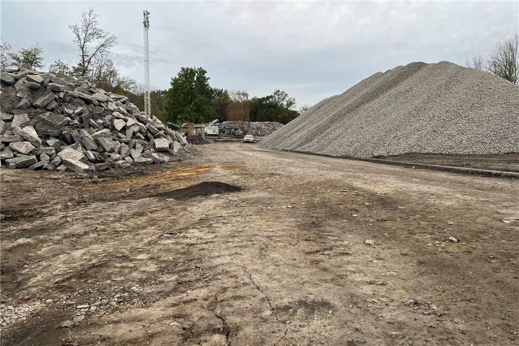 Alte Beton-Überholspur der A1 wird bei Ascheberg recycelt Links die Beton-Stücke der alten Fahrbahn, rechts der daraus gewonnene Schotter auf dem A1-Rastplatz Davert.