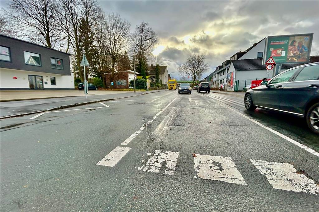 Wie Eltern an der Caritas-Kita in Sölde immer wieder verzweifeln Links die Kita an der Sölder Straße. Das abbiegen vom Parkplatz in Richtung Süden ist manchmal abenteuerlich. Es geht praktisch über drei Fahrspuren.