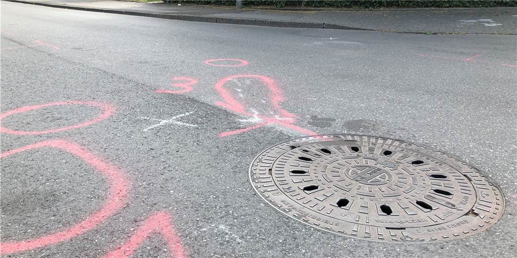 Unfall: Pedelec-Fahrer (66) unter Straßenreinigungsfahrzeug eingeklemmt Links erkennt man die Umrisse des Pedelecs auf dem Boden. Eine Straßenkehrmaschine hat am Montag (20.6.) einen 66-jährigen Dortmunder erfasst. Er wurde unter der Maschine eingeklemmt und schwer verletzt.