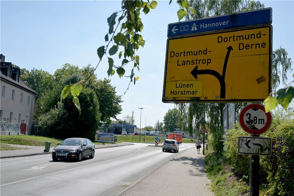 Mit Verwirrung zur A2: Schilderwahnsinn um neue Anschlussstelle „Lünen-Süd“ Links geht es zur A2 Richtung Hannover. Dass bei Dortmund-Landstrop nun auch nach Oberhausen aufgefahren werden kann, ist noch nicht vermerkt.