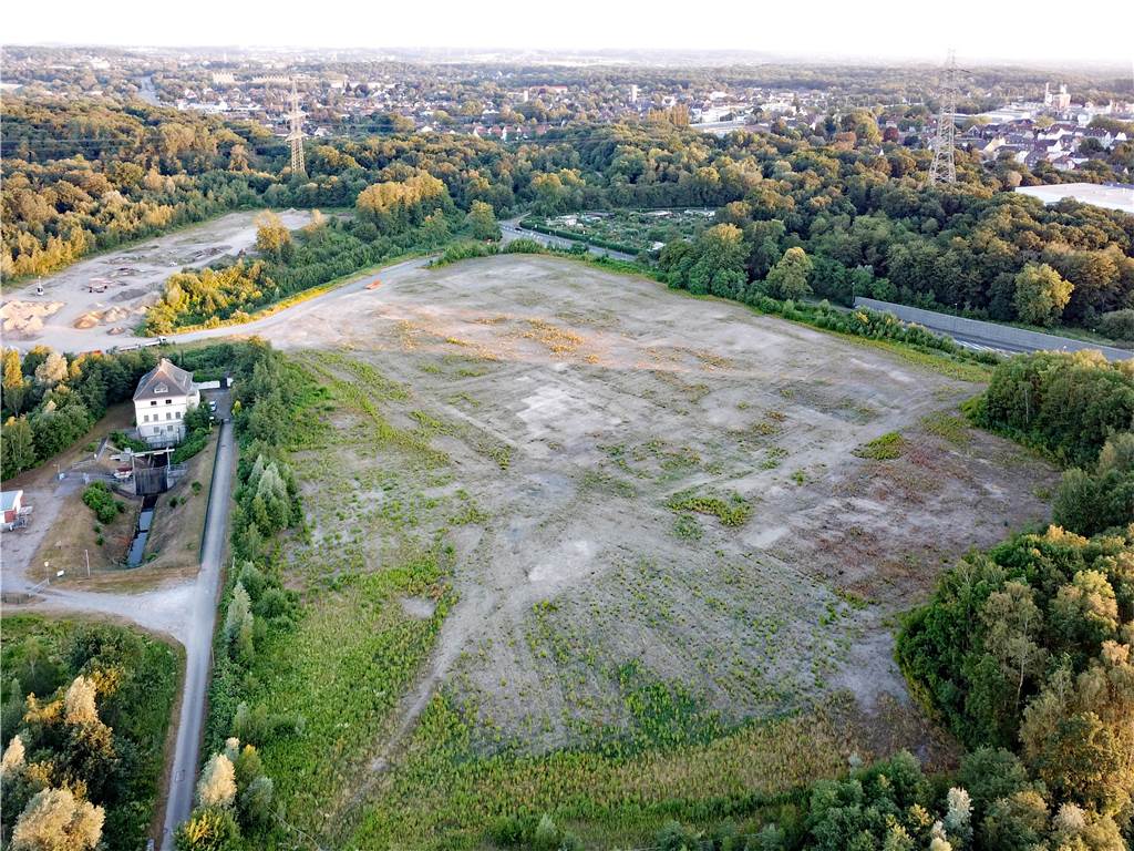 Links hinten im Bild ist der für den Sportplatz geplante Bereich der Fläche zu sehen. Im Bildvordergrund liegt der Bereich, auf dem Feuerwehrwache und Recyclinghof Platz finden sollen.