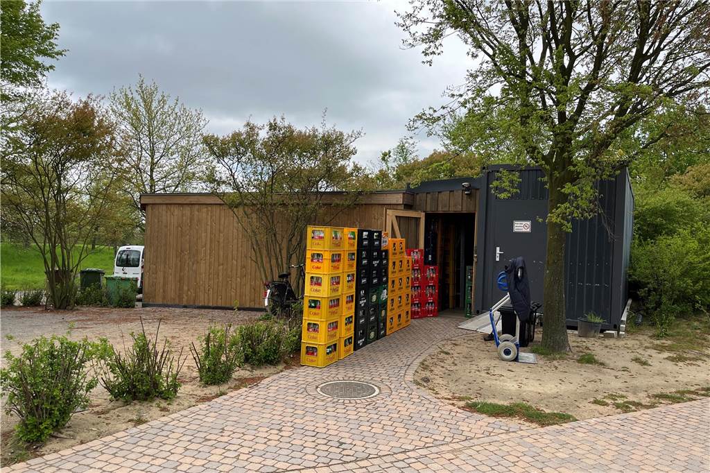 Das Café Seepark wächst zur Top-Lage heran: Sogar der BVB war schon da Links neben den Verkaufsstellen für den Sommer hat das Café Seepark einen Kühlcontainer und ein Lager. Vor dem Kühlcontainer stehen die Getränke für das Wochenende.